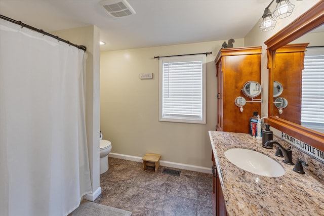 full bathroom featuring visible vents, toilet, curtained shower, baseboards, and vanity