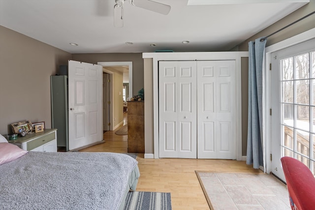 bedroom featuring a ceiling fan, baseboards, recessed lighting, light wood-style floors, and a closet