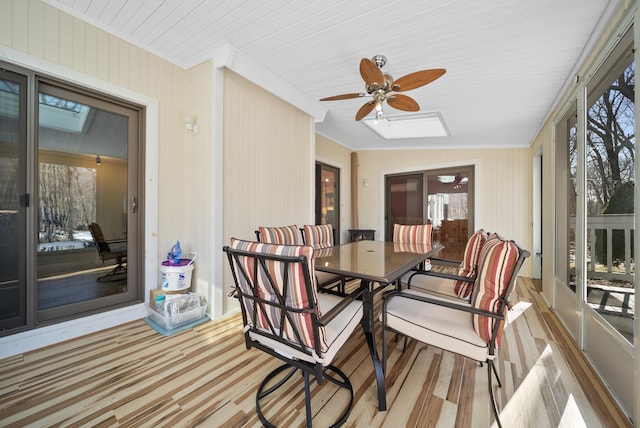 sunroom / solarium featuring a skylight and a ceiling fan