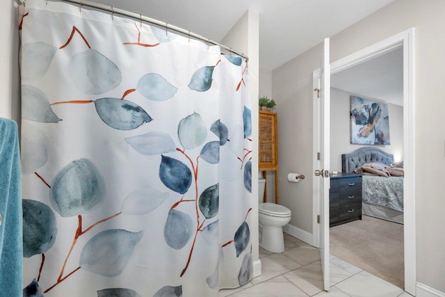 bathroom featuring a shower with curtain, baseboards, and toilet