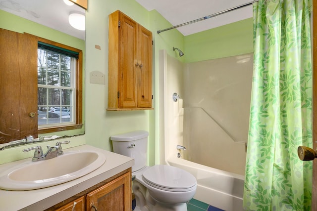 full bath featuring toilet, vanity, and shower / bath combo