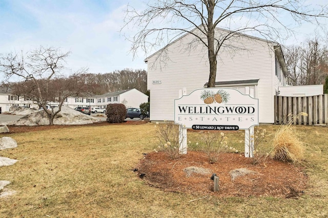 community / neighborhood sign featuring a lawn