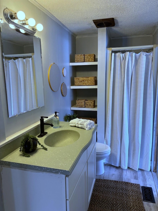 full bath featuring visible vents, a textured ceiling, wood finished floors, and ornamental molding