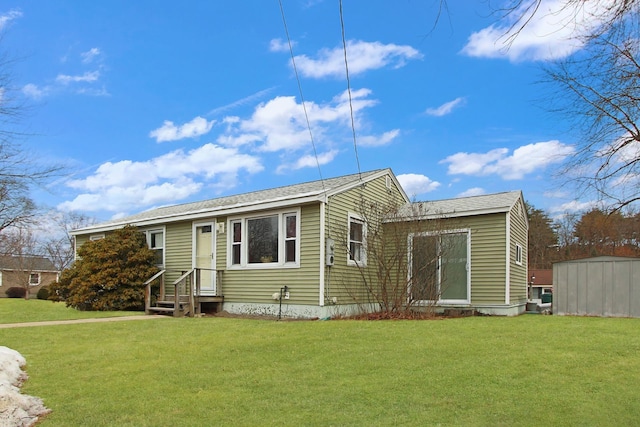 view of front of property featuring a front lawn