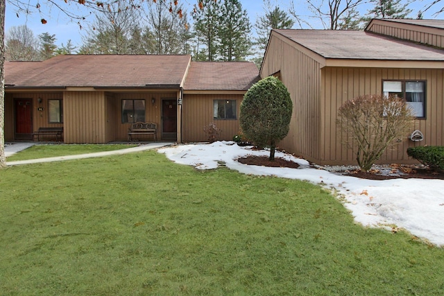 view of front of home with a front lawn