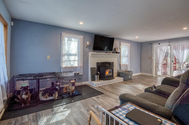 living area featuring recessed lighting, wood finished floors, and baseboards