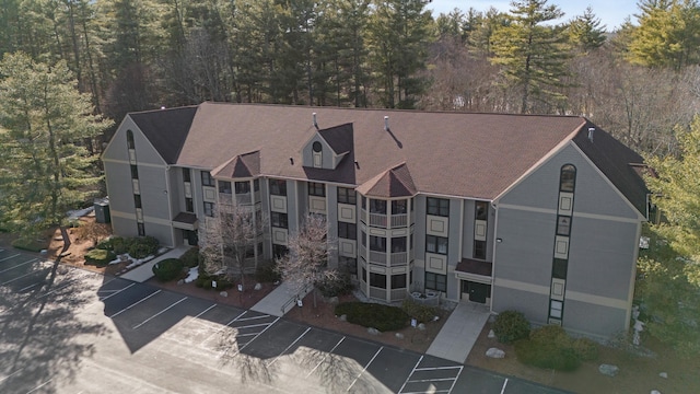 birds eye view of property featuring a forest view