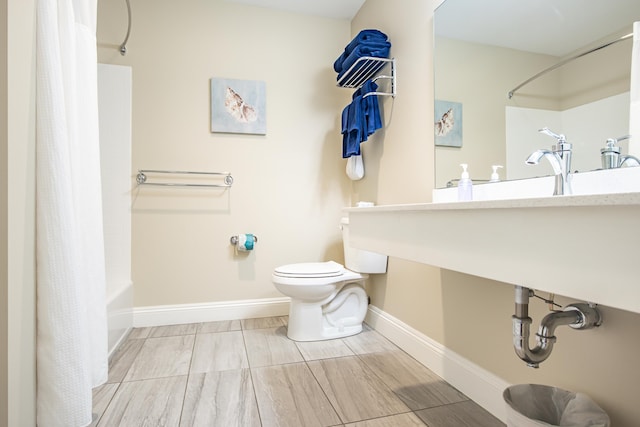 full bathroom with toilet, shower / bathtub combination with curtain, and baseboards