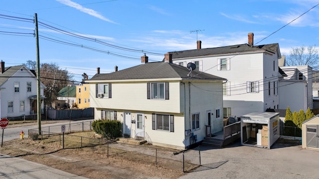 view of front of home featuring a fenced front yard