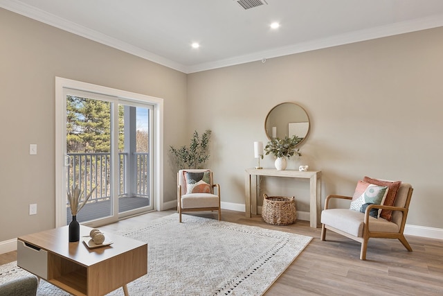 living area with crown molding, recessed lighting, baseboards, visible vents, and wood finished floors