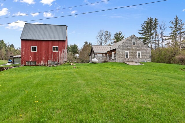 view of grassy yard with an outbuilding