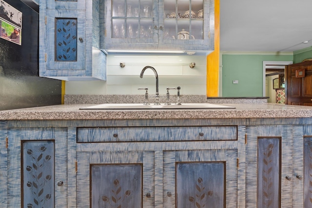 details featuring a sink and crown molding