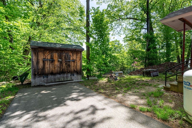 view of yard featuring an outbuilding and a storage unit