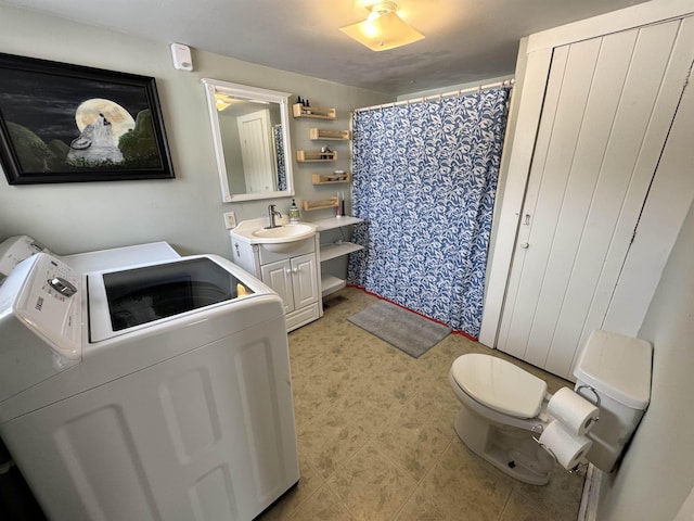 full bathroom featuring a shower with shower curtain, vanity, washer and clothes dryer, and toilet