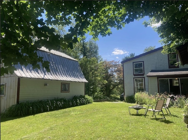 view of yard featuring an outdoor fire pit