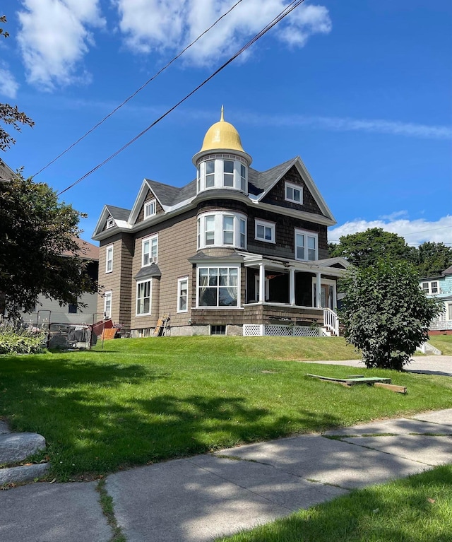 view of front of property featuring a front lawn