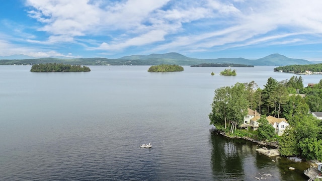 water view with a mountain view