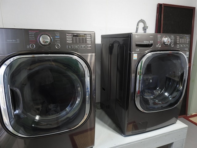 laundry room featuring independent washer and dryer