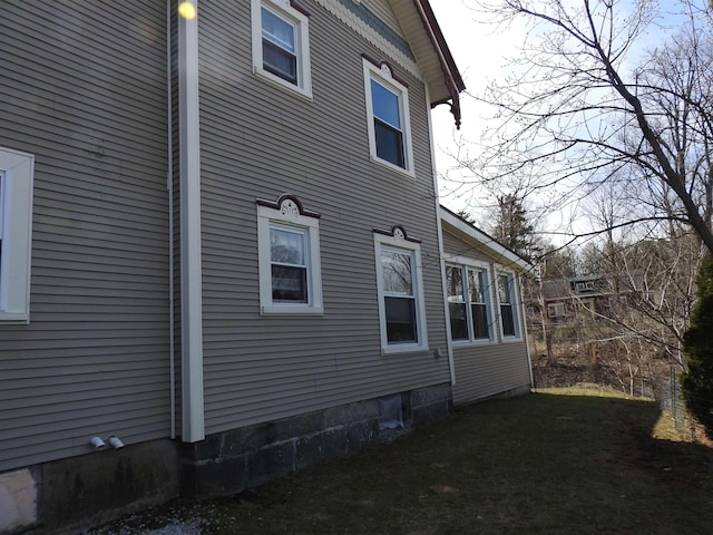 view of side of property featuring a yard