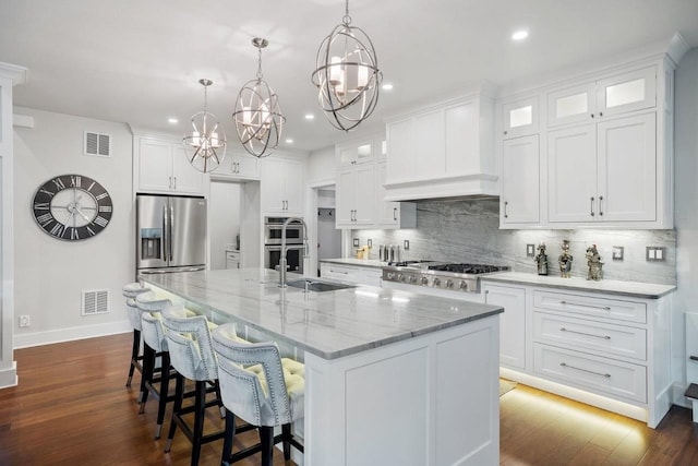 kitchen with stainless steel appliances, visible vents, baseboards, and an inviting chandelier