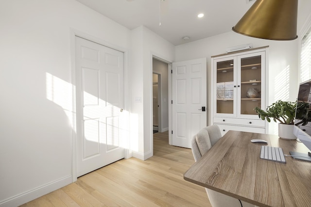 dining room featuring recessed lighting, light wood-type flooring, baseboards, and ceiling fan