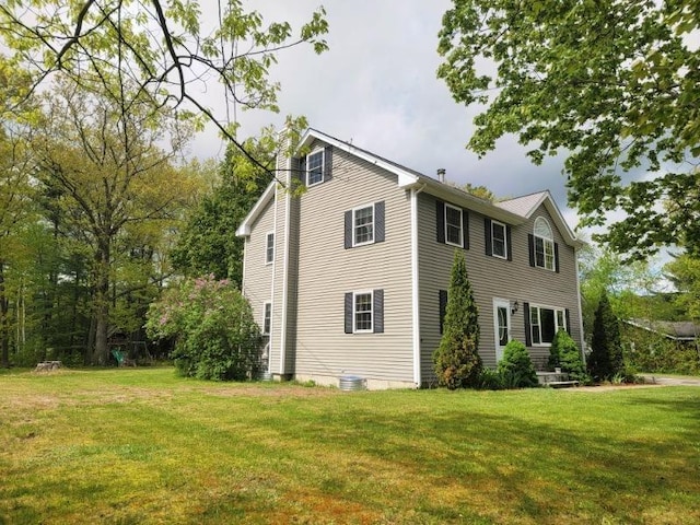 view of front of house featuring a front lawn