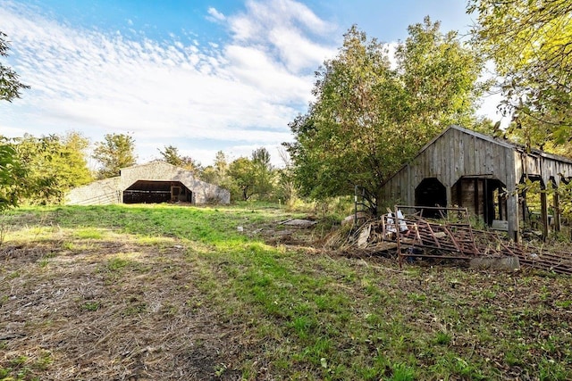 view of yard with a pole building and an outbuilding