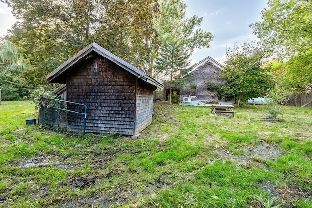 view of outdoor structure featuring an outbuilding