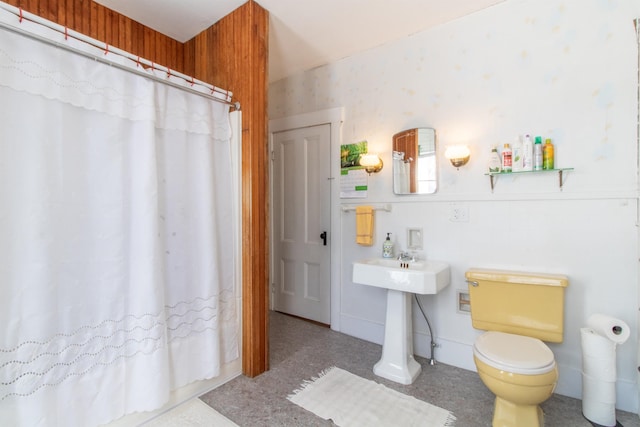 bathroom featuring toilet and curtained shower