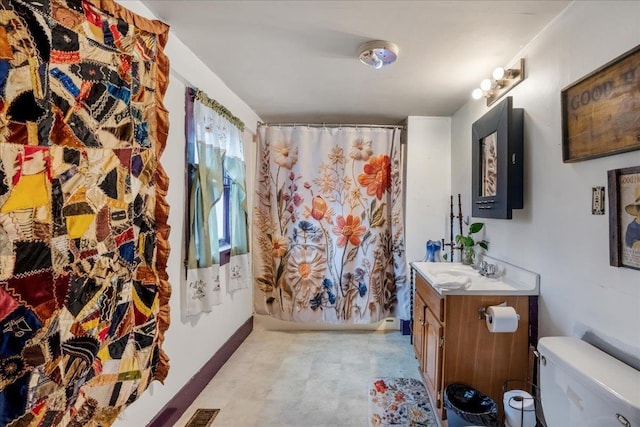 full bath featuring tile patterned floors, vanity, toilet, a shower with shower curtain, and visible vents