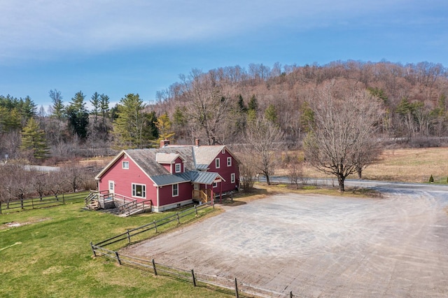 birds eye view of property featuring a forest view