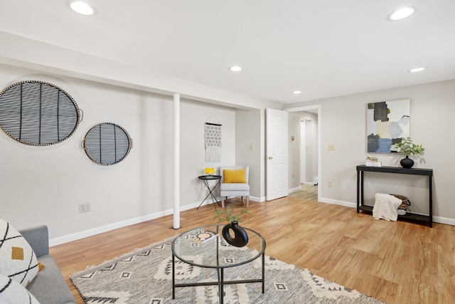 living area featuring recessed lighting, wood finished floors, and baseboards
