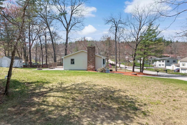 view of yard featuring an outdoor structure and a storage shed