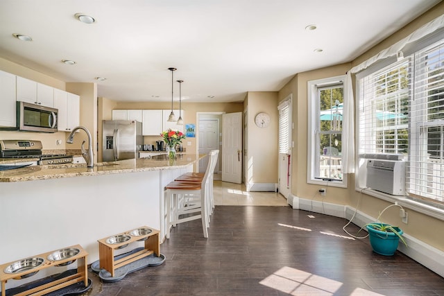 kitchen featuring a sink, a healthy amount of sunlight, stainless steel appliances, and baseboards