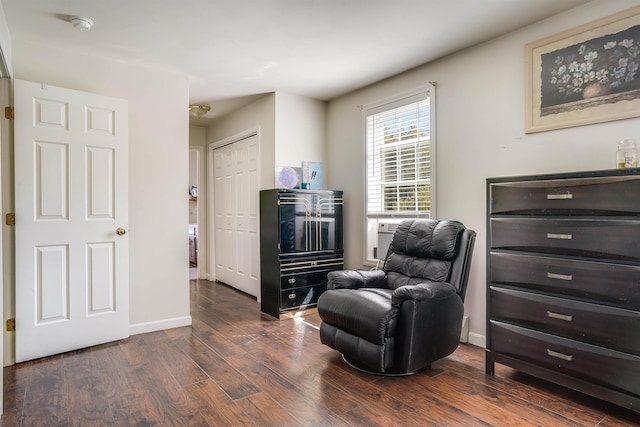 living area featuring dark wood-type flooring, cooling unit, and baseboards