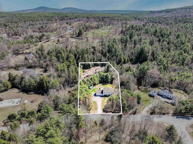 birds eye view of property featuring a forest view
