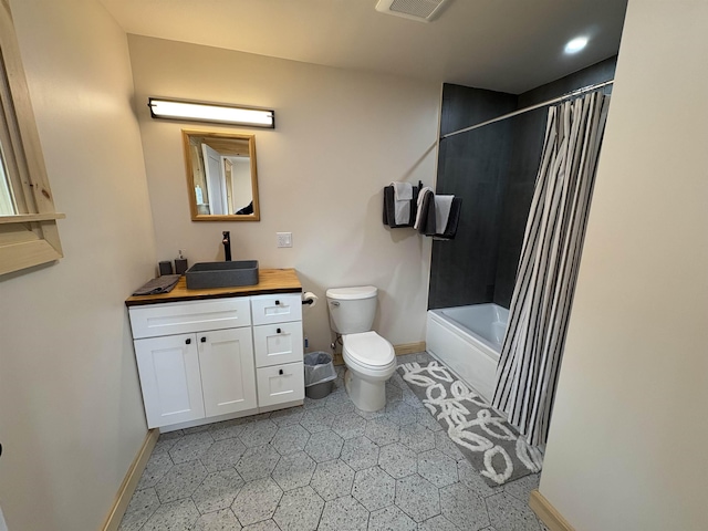full bath featuring toilet, vanity, baseboards, visible vents, and shower / tub combo with curtain