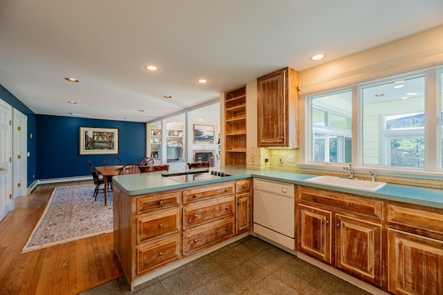 kitchen with recessed lighting, a sink, black electric cooktop, a peninsula, and dishwasher