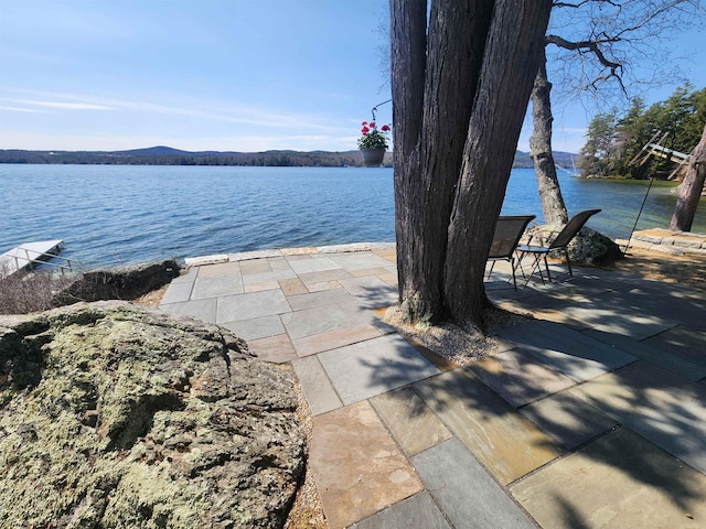 water view with a mountain view