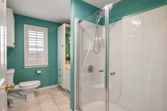 full bathroom featuring toilet, a shower stall, tile patterned flooring, and baseboards