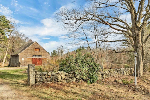 view of yard with an outbuilding