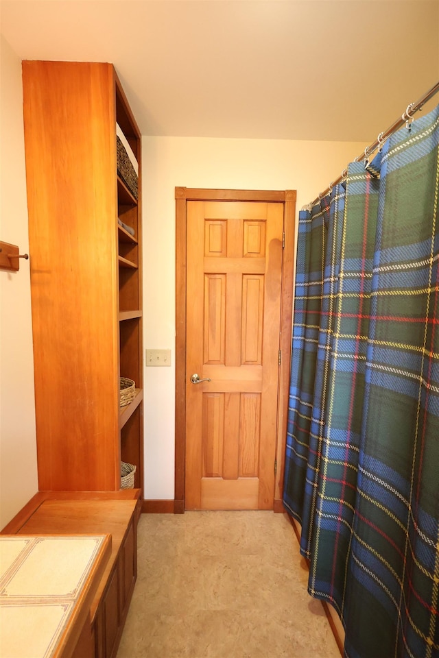 full bath featuring a shower with shower curtain