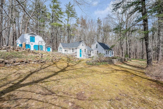 view of yard with an outbuilding