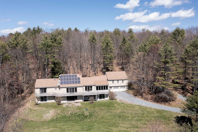 birds eye view of property featuring a forest view