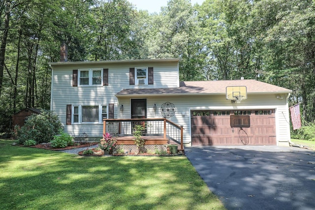 view of front facade featuring driveway, a front yard, and a garage