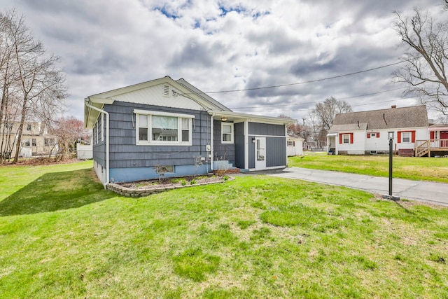 single story home featuring a front yard
