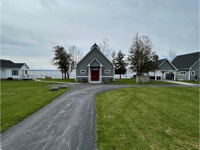 view of front facade with driveway and a front yard