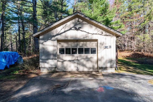 detached garage featuring aphalt driveway