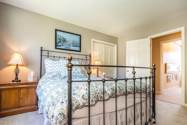 carpeted bedroom featuring baseboards and a closet