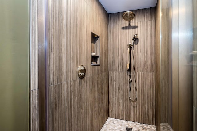 full bath with tiled shower